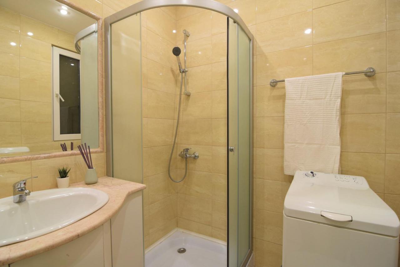Resedinta Lui Calin - Calea Victoriei Near Royal Palace * Bucureşti